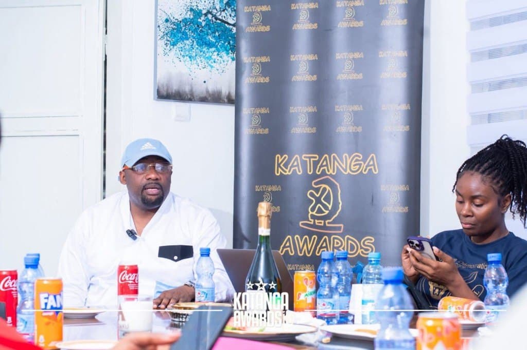 Billy Makela lors d'une conférence de presse Katanga Awards