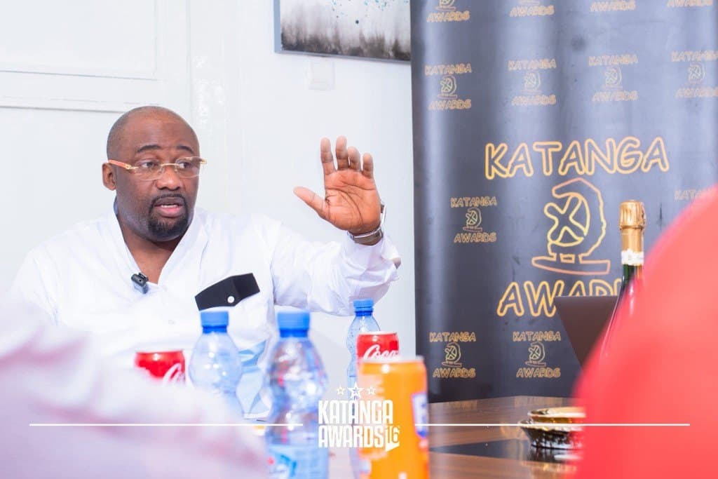 Billy Makela lors d'une prise de parole Katanga Awards